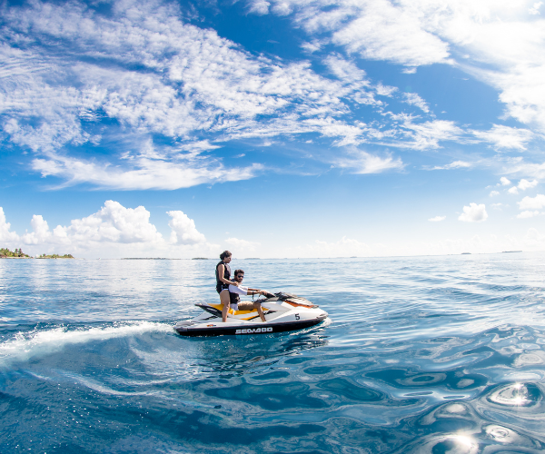 What is the risk when a pwc passes too closely behind another boat? boating-blindspots-and-passing-distance-safety-guide