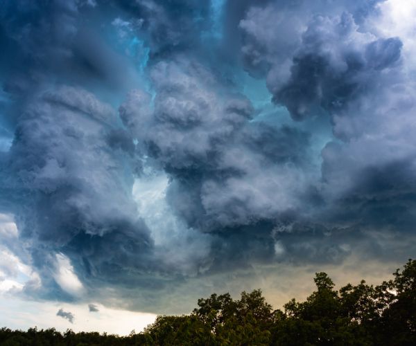 If you are caught in severe weather while boating. what should you do? severe-weather-while-boating